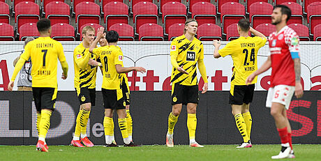 Fotbalisté Dortmundu se radují z gólu na hit Mohue.