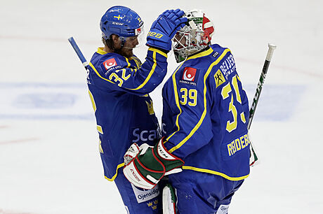 védové Magnus Nygren (vlevo) a Adam Reideborn slaví výhru nad Finskem.