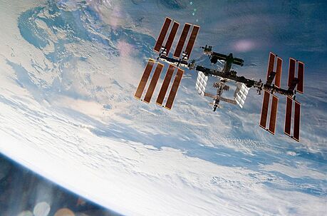 Mezinárodní vesmírná stanice (ISS) nad Zemí. Ilustraní foto