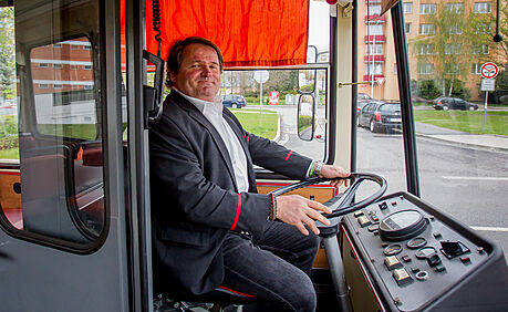 Jan Kuera ped ticeti lety jako první ídil trolejbus koda 15 Tr, ím...