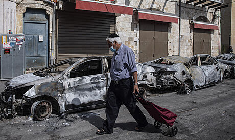 Vypálená auta po noci násilí mezi arabskými protestujícími a izraelskou policií...