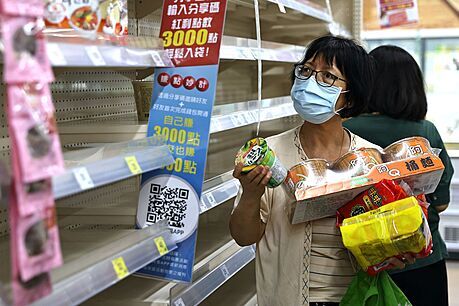 Supermarket v Tchaj-pej s prázdnými regály. (17. kvtna 2021)