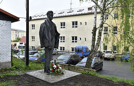 Komunisté odhalili ped sídlem okresního výboru ve Vsetín sochu komunistického...