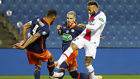 Neymar  z  Paris St Germain v souboji s Hiltem z Montpellieru.