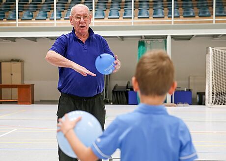 Jií Fendl trénuje dti v badmintonu