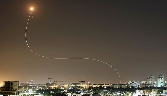 Izraelsk systm protiraketov obrany Iron Dome likviduje raketu odplenou z...