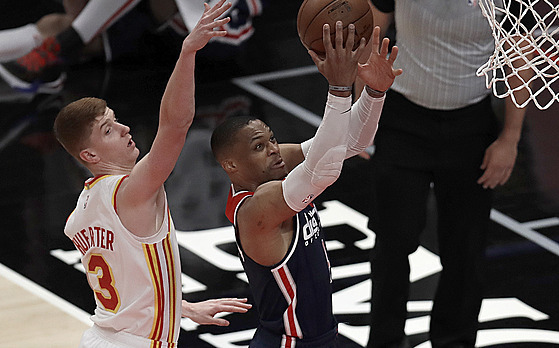 Russell Westbrook z Washingtonu zakonuje, za ním je Kevin Huerter z Atlanty.