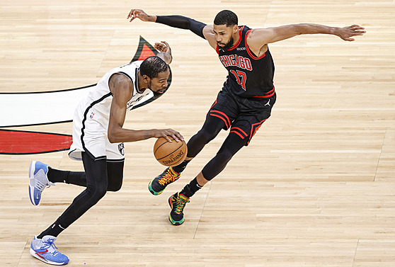 Garrett Temple z Chicage se snaí zastavit prnik Kevina Duranta z Brooklynu.