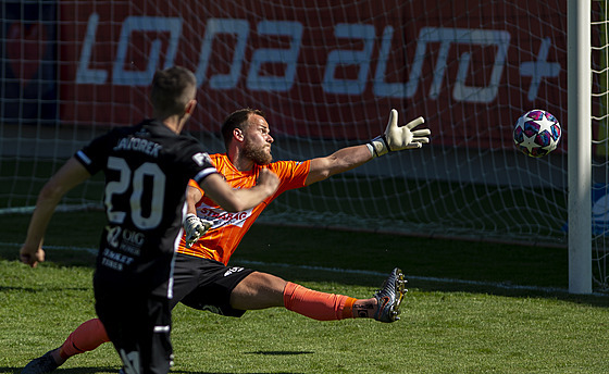 Petr Javorek z eských Budjovic a branká Pardubic tpán Hrní.