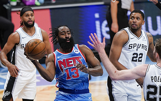 James Harden z Brooklynu pihrává, vpravo ho sleduje Rudy Gay ze San Antonia.