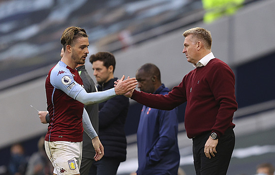 Trenér Dean Smith a záloník Jack Grealish z Aston Villy.