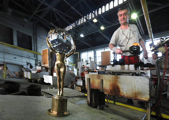 Kiálový glóbus, hlavní cena pro karlovarský filmový festival, vzniká ve...