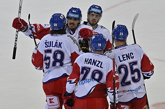 Čeští hokejisté se radují z vyrovnání proti Finsku.