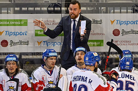 Kou eských hokejist Filip Peán udluje hrám pokyny v zápase s Finskem.
