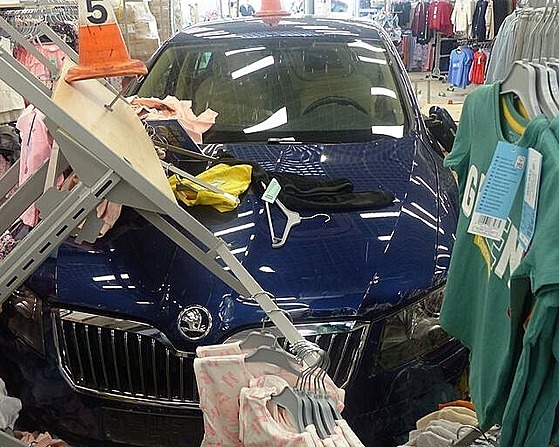 P�i dopravní nehod� v Jeseníku automobil, který �ídila seniorka, projel...