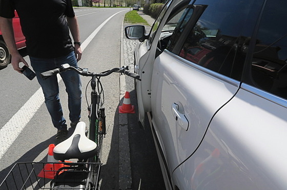 V Hranicích na Hranické ulici narazila cyklistka na elektrokotle do parkujícího...