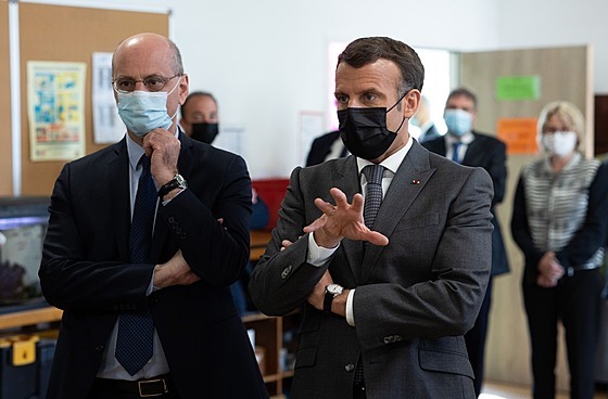 Francouzský prezident Emmanuel Macron a francouzský ministr školství Jean...