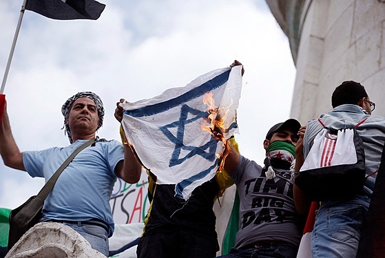 Propalestintí demonstranti pálí izraelskou vlajku na námstí Republiky v...