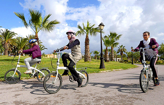 V době před pandemií se každý týden v neděli učily ženy v centru Tunisu jízdu...