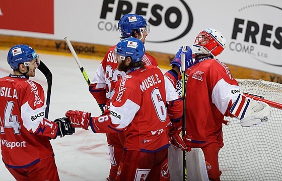 Čeští hokejisté slaví s brankářem Šimonem Hrubcem výhru nad Ruskem.