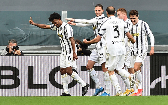 Fotbalisté Juventusu oslavuj gól Juana Cuadrada (vlevo).