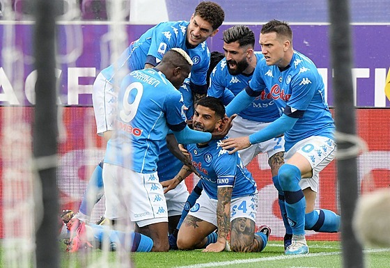 Fotbalisté Neapole slaví gól, který vstřelil Lorenzo Insigne.
