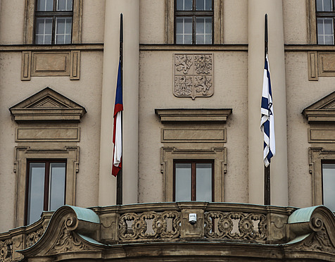 Hrad, Ú�ad vlády, ministerstvo zahrani�í i n�které dal�í ú�ady vyv�sily na...