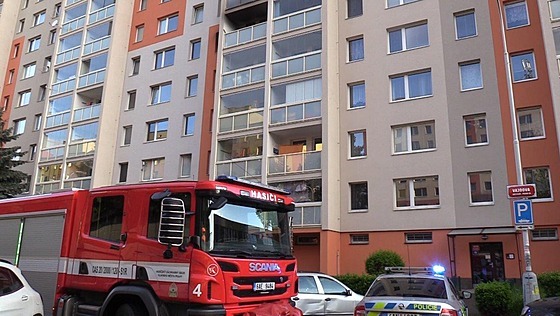 Ve Vajdově ulici v Hostivaři chytl jeden z bytů v panelovém domě (16. května...