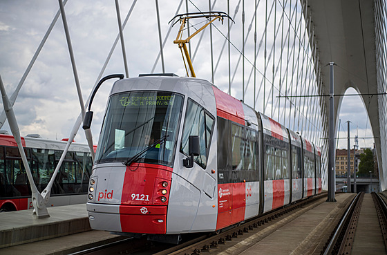 Praané u mohou v ulicích potkat tramvaj v novém edo-erveném designu Praské...