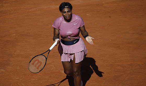 Frustrovaná Serena Williamsová na turnaji v ím