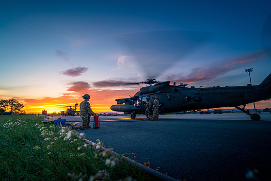 Vrtulníky UH-60 Black Hawk americké armády doplují plaivo bhem peletu z...