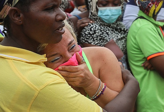 Uprchlíci z msta Palma na severu Mosambiku, které se stalo terem útoku...