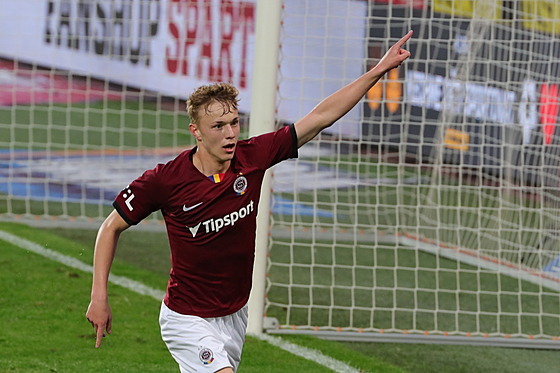 Sparťanský mladík Adam Karabec slaví gól v utkání proti Plzni.