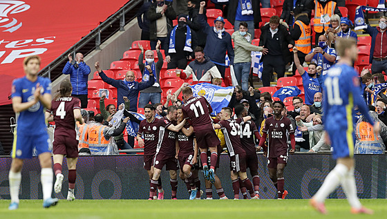 Gólová radost fotbalistů Leicesteru ve finále FA Cupu proti Chelsea.