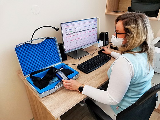 Lékařka Veronika Švancárová ve spánkové laboratoři  s elektronickým přístrojem...
