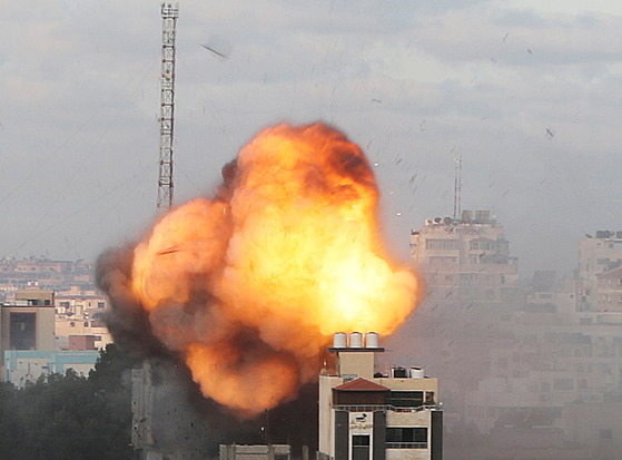 Dalím dnem pokrauje intenzivní bombardování Pásma Gazy izraelskou armádou....