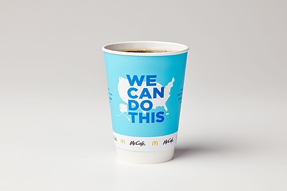 Společnost McDonald’s redesignuje kelímky na kávu, aby propagovala vakcinaci...