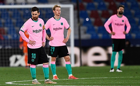 Lionel Messi (vlevo), spoluhrá Frenkie de Jong poté, co Barcelona inkasovala...
