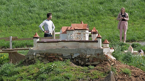 Letos plánuje modelář Zdeněk Brachtl dokončit hrad Kunštát a pracovat na třech...