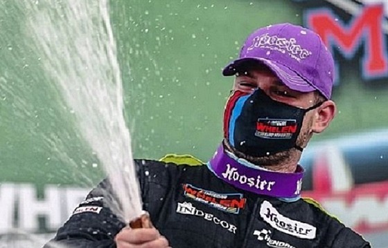 Automobilový závodník Martin Doubek slaví vítzství ve Valencii.