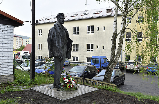 Komunisté odhalili ped sídlem okresního výboru ve Vsetín sochu komunistického...