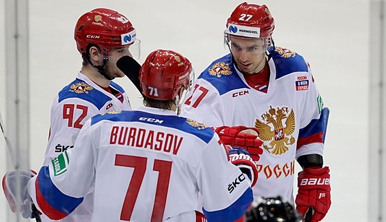 Ruský hokejista Igor Ožiganov (vpravo) se raduje se spoluhráči z gólu v duelu...