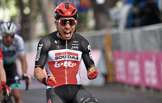 Australský cyklista Caleb Ewan projíždí vítězně cílem 5. etapy závodu. Giro...