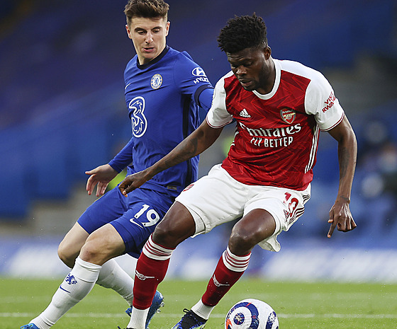 Mason Mount (vlevo) z Chelsea v souboji s  Thomasem Partey, z Arsenalu.