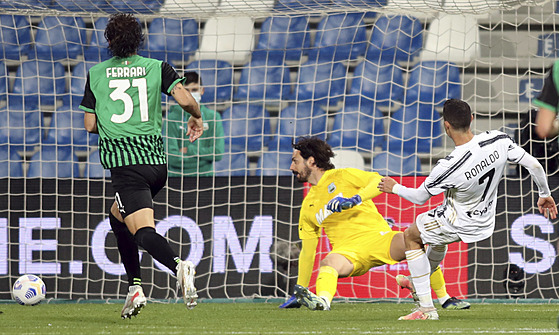 Cristiano Ronaldo (vpravo) z Juventusu dv gl Sassuolu. Byla to jeho 100....