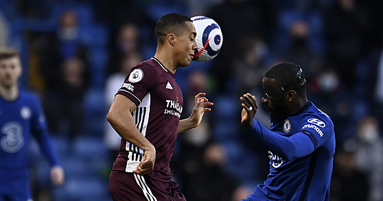 Antonio Rudiger (vpravo) z Chelsea sleduje, kam se odrazí mí z hlavy Youriho...