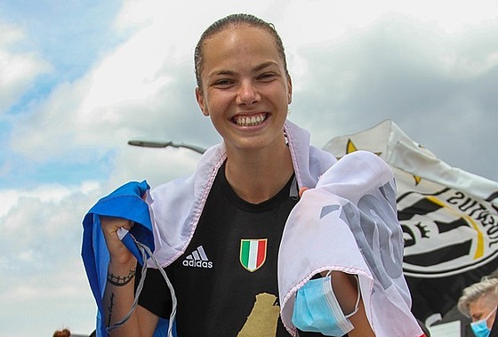 Andrea Stašková slaví s Juventusem titul v italské lize.