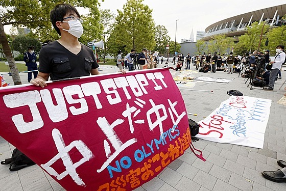 Úastník protest proti tokijské olympiád