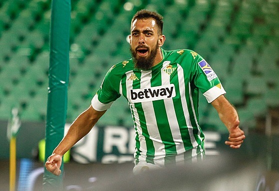 Borja Iglesias z Realu Betis Sevilla se raduje z gólu.