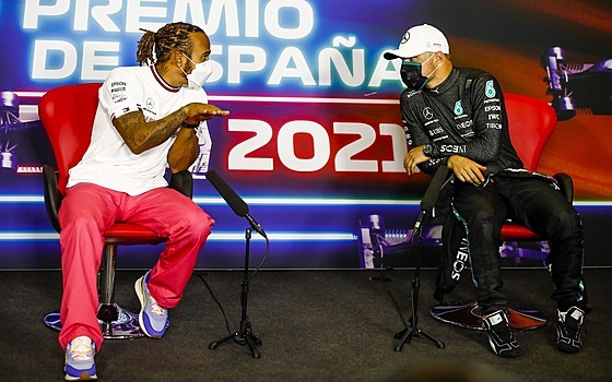 Lewis Hamilton (vlevo) a Valtteri Bottas, paráci z Mercedesu